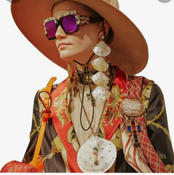 Gucci Mother of Pearl Kimono Shell Statement Necklace - Picture 3 of 12